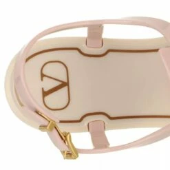 Valentino Garavani V Logo Signature Flat Sandal Rubber Rose Sandale 8 Valentino Garavani V Logo Signature Flat Sandal Rubber Rose Sandale -Pas Cher Fashionette Magasin A0171980 ValentinoGaravani position 3
