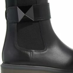 Valentino Garavani One Stud Beatle Boot In Calfskin Black Bottine 8 Valentino Garavani One Stud Beatle Boot In Calfskin Black Bottine -Pas Cher Fashionette Magasin A0218271 2