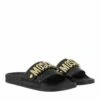 MOSCHINO Sabotd.Pool25 Pvc Logo Mule Nero/Oro Claquette -Pas Cher Fashionette Magasin a0149160 moschino 1